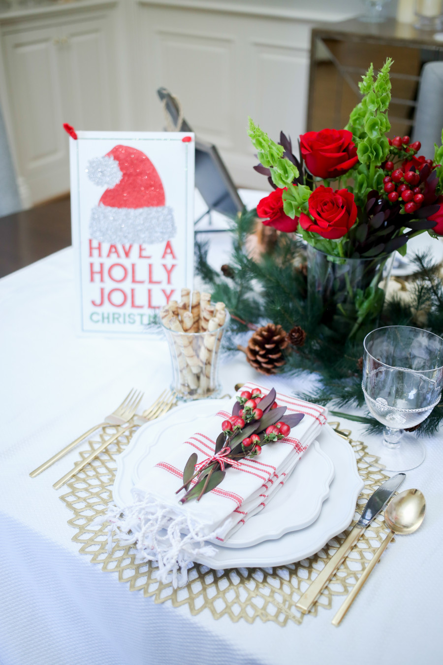 Decorating your christmas table with red flowers1