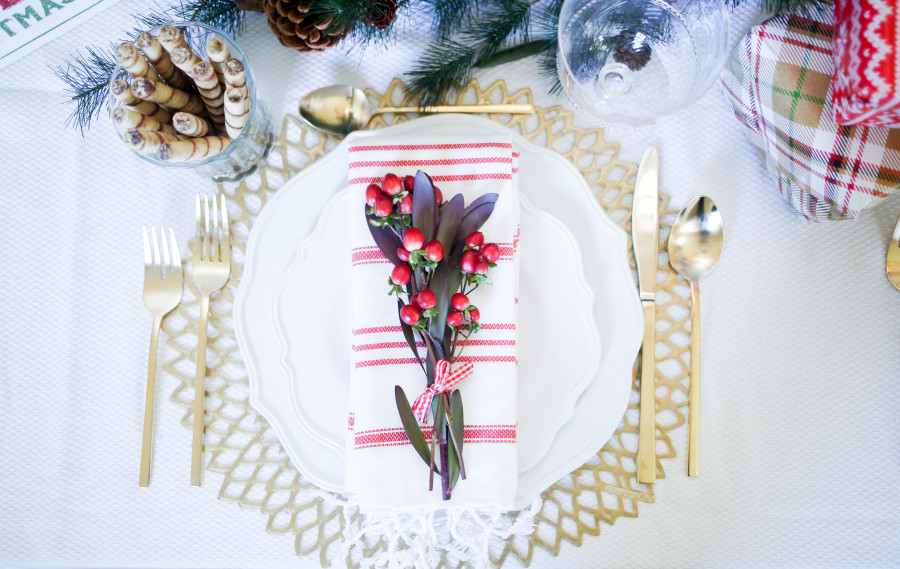 Decorating your christmas table with red flowers4