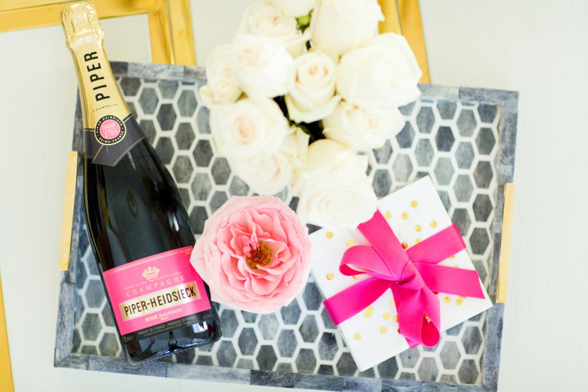 Piper Rosé Sauvage on Fashionable Hostes with pretty flowers