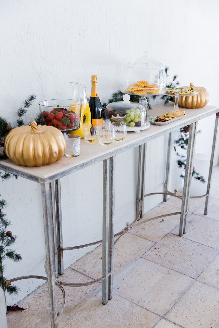 holiday-brunch-buffet-dsiplay-by-fashionable-hostess