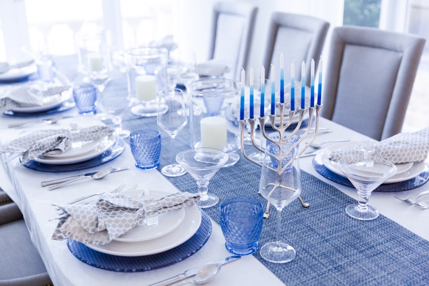 hanukkah-table-by-fashionable-hostess