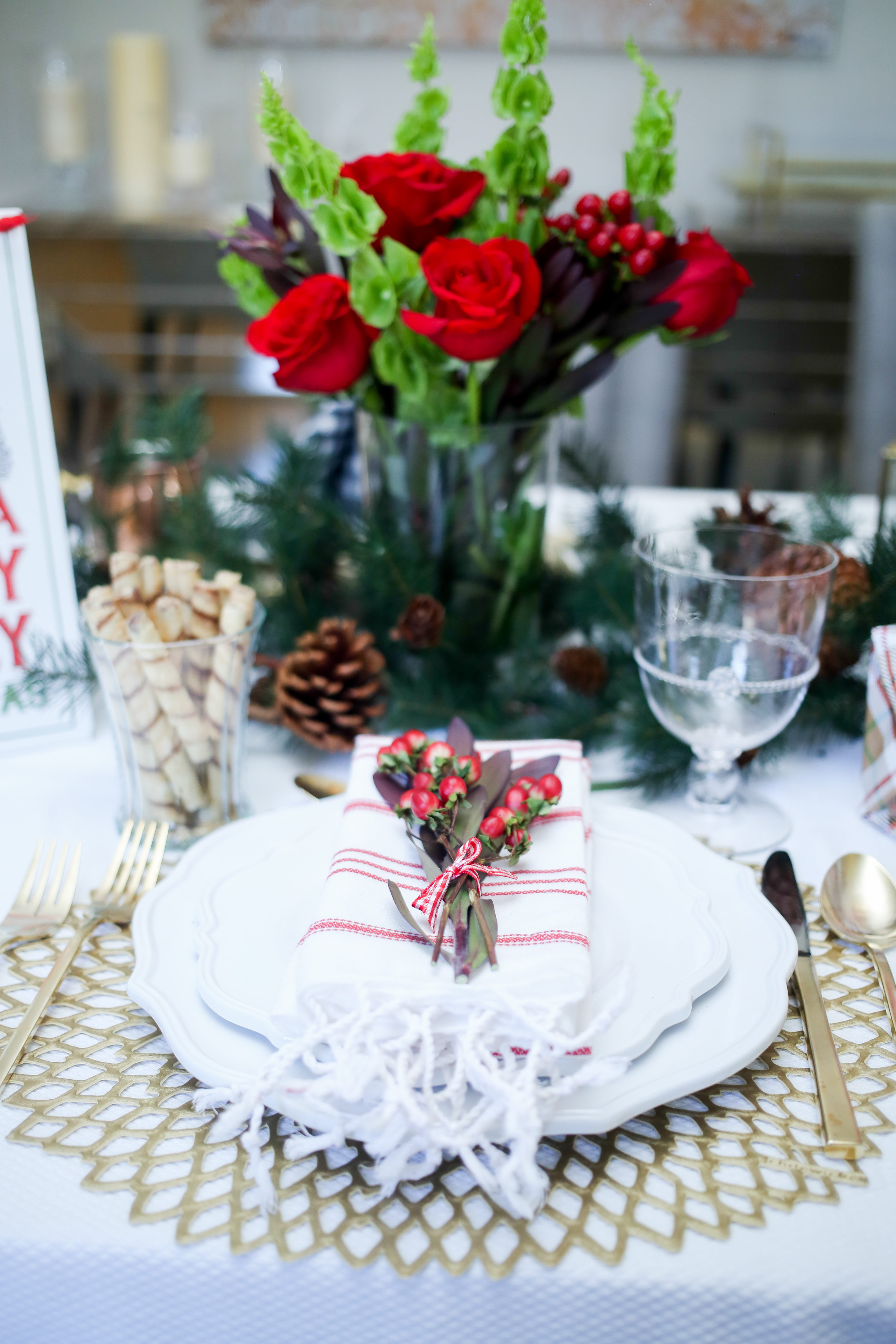 Decorating your christmas table with red flowers2