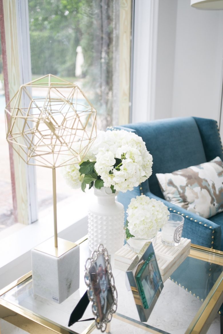 CREAM_DECOR315 Fashionable Hostess