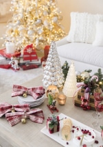 Dazzle holiday guests with an elegant Christmas tree draped with sparkling  chains of cr…